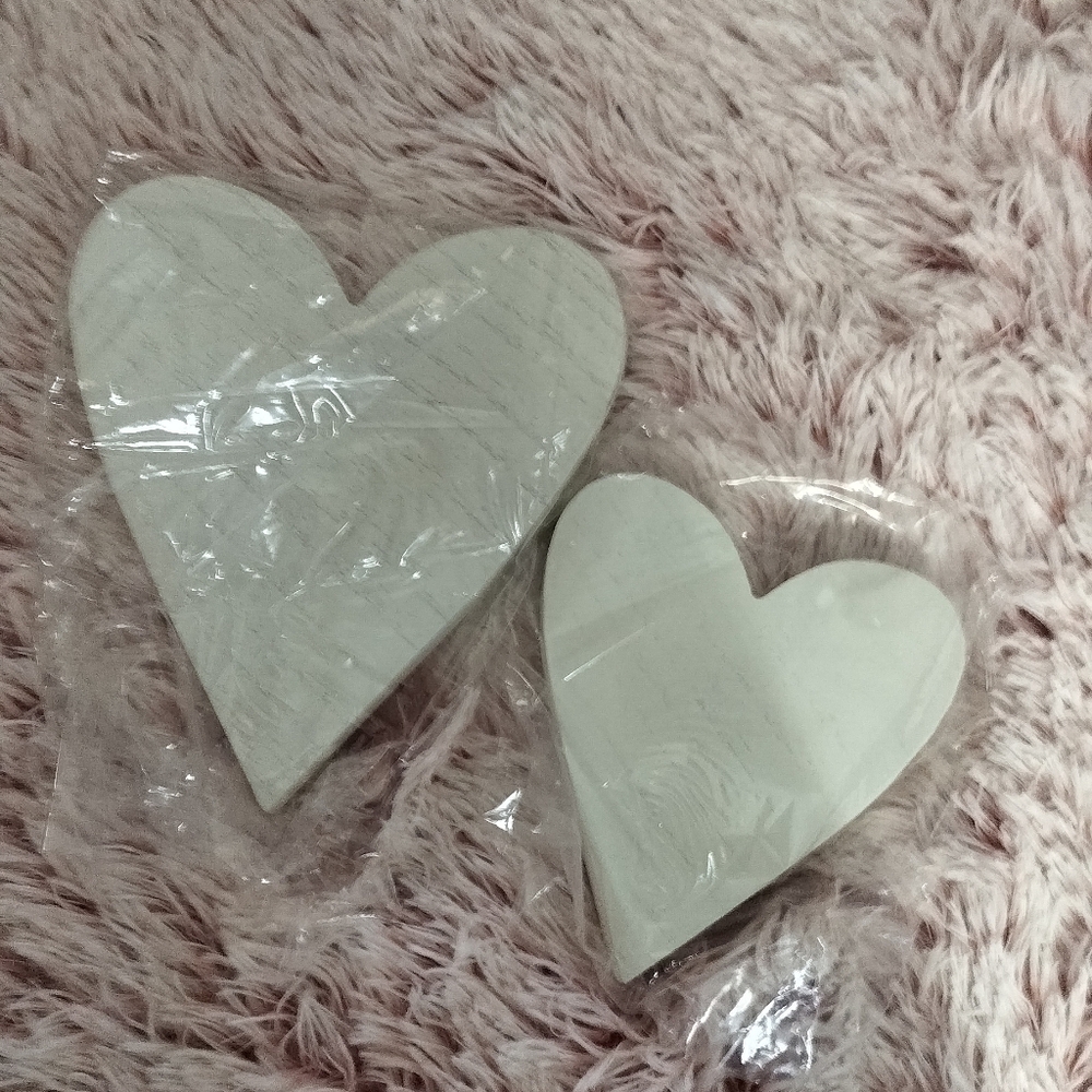 Set of Two White Heart-Shaped Decor Pieces, 3 Packs Chalk Couture